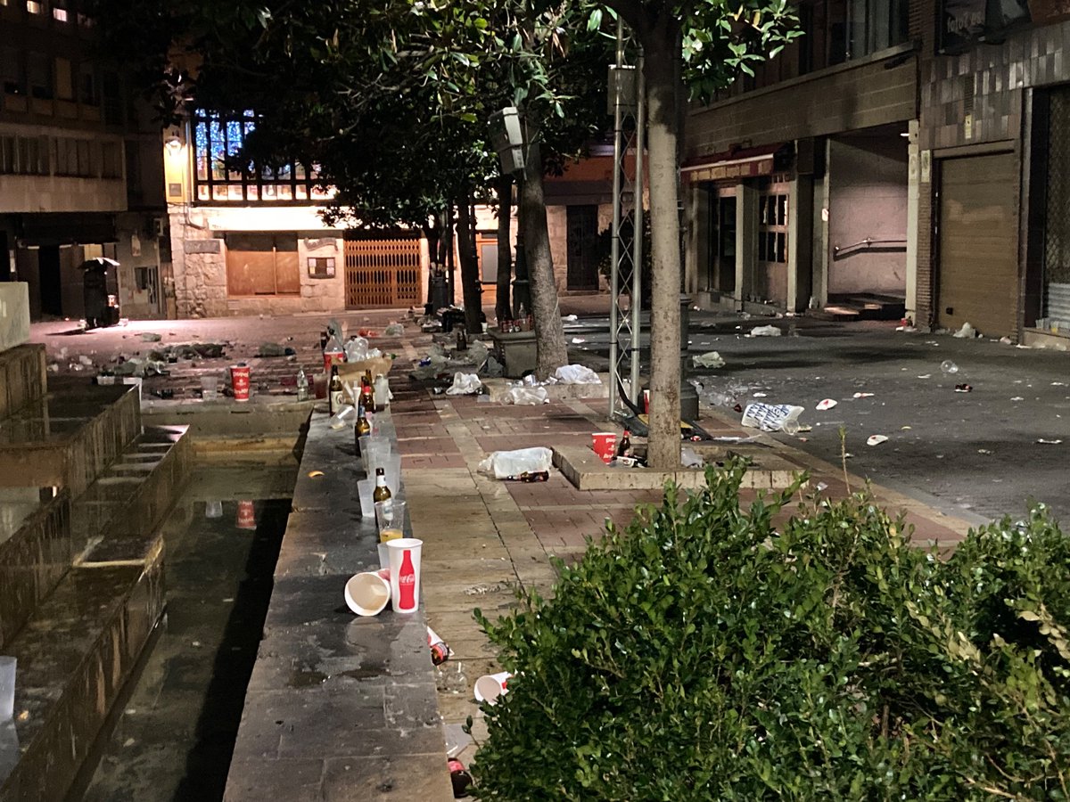 Gostjana's tweet photo. @nortecastilla La noticia debería ser, El ayuntamiento y la hostelería celebran la tardebuena con macrobotellones. https://t.co/4GRxb89OkG