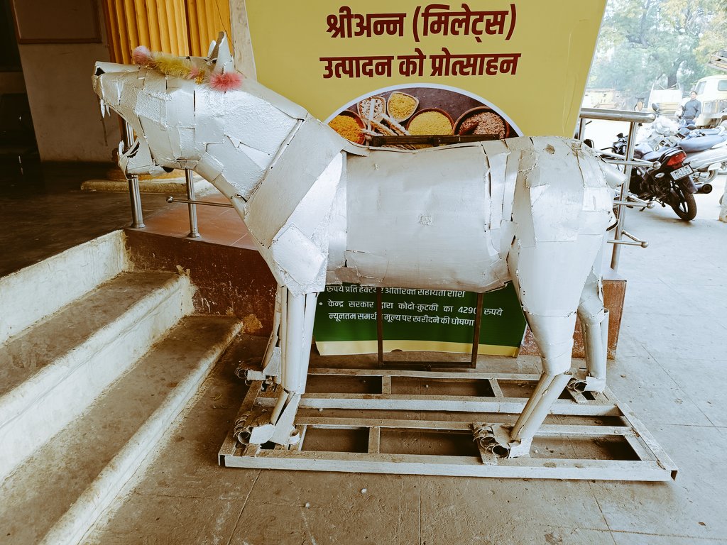 bahrolia's tweet photo. दुनिया ने बहुत चाहा कि दिल जानवर बने
मैं ने ही उस को जिस्म बदलने नहीं दिया
#rewa #nagarpalika #incredeble #MP #statue https://t.co/gww4bkZ6RU