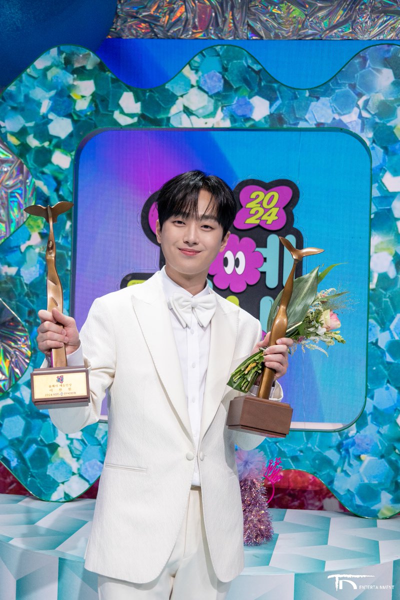 ChanWonOfficial's tweet photo. 🏆 2024 KBS 연예대상 대상 수상 🏆

2024 KBS 연예대상에서
찬원이 대상을 수상했습니다🥹🫶🏻

자타공인 KBS의 아들로서
열일한 찬원에게
큰 영광이 아닐 수 없는데요🤩

대상 수상을 축하하며🥳
많은 사랑을 주시는 찬스 분들께도
다시 한번 감사드립니다🩷

#이찬원 #LeeChanWon 
#KBS연예대상 https://t.co/0m3MkqjTnP