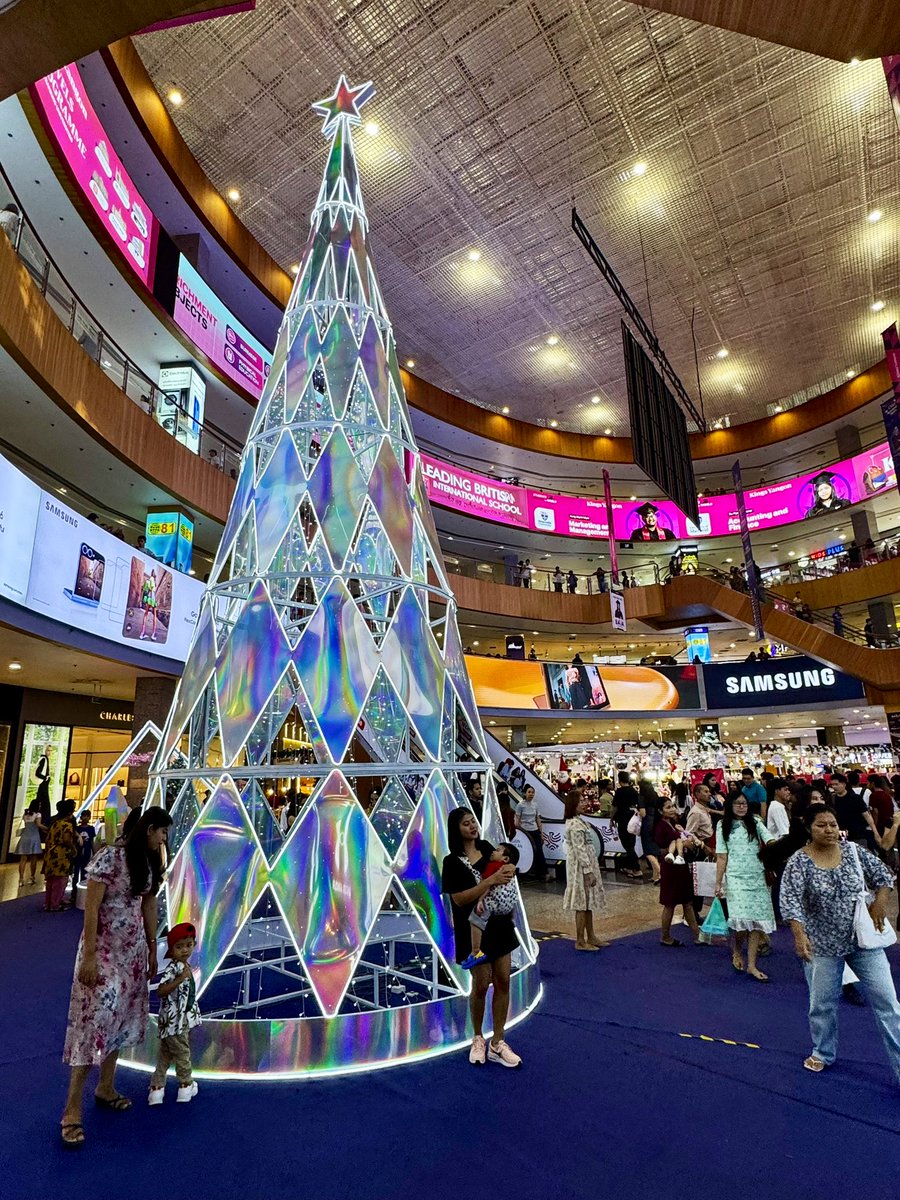 hm_myanmar's tweet photo. 暑いミャンマーもクリスマスで賑やか🎄 https://t.co/eyKC7NKhha