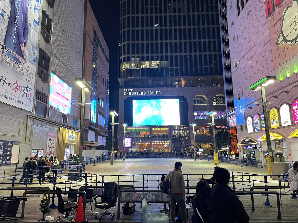 歌舞伎町　トー横 歌舞伎町トー横のおおげさな封鎖を見るたびAKIRAの大佐になってしまう | 兵務局 さんのマンガ | ツイコミ(仮)