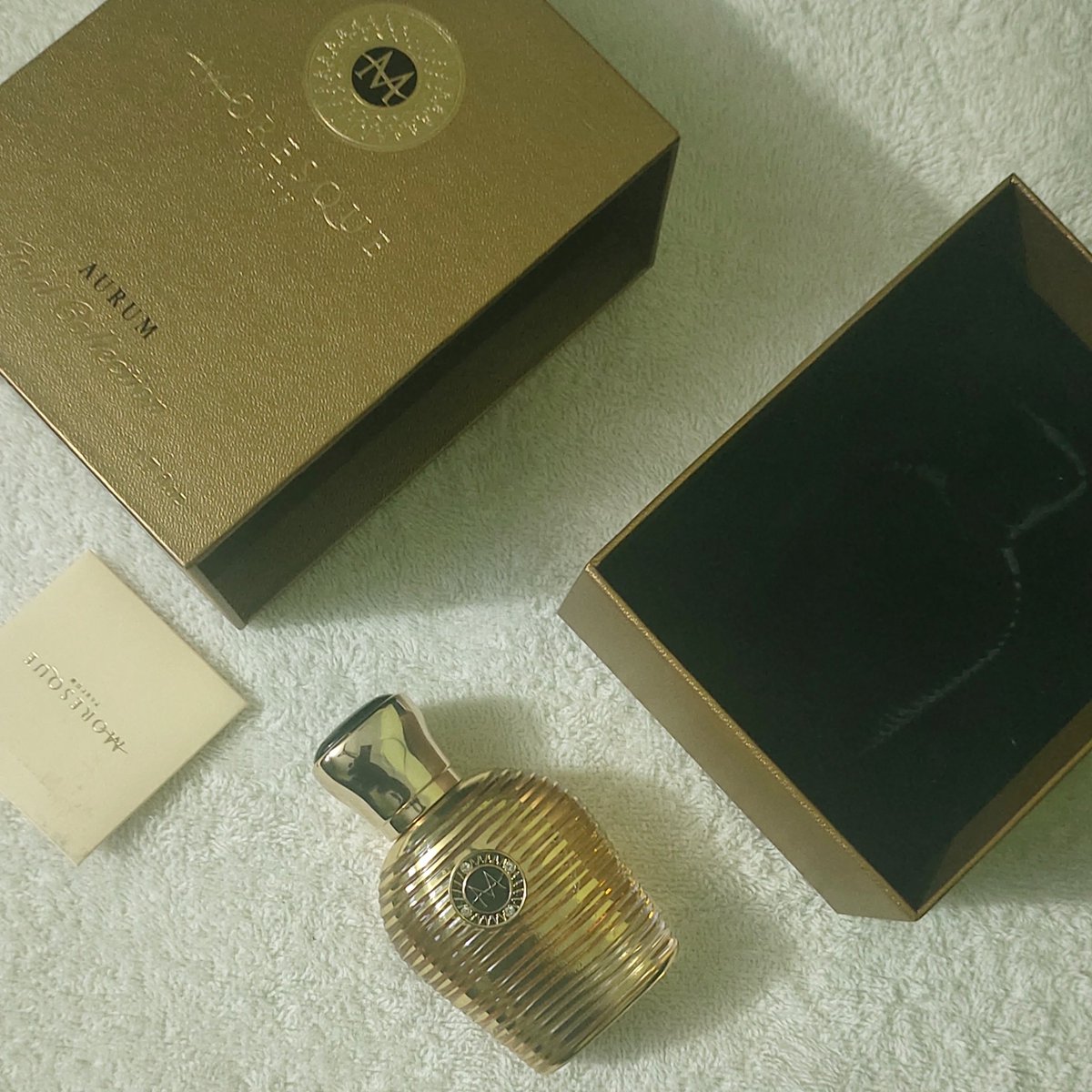 itsMrCornells's tweet photo. DAY 4:
Moresque is one grossly underrated Brand; I dunno why! Today, my #7DaysofXmas frag is Aurum - an unabashedly woody perfume with notes of Styrax, Patchouli, Balsam Fir, Guaiac wood & Oud.
Evocatively woody.
Performance 8
Quality 8
Price 5
50ml
Merry Xmas guys ๐๐๐ https://t.co/jE6VYBIA8k
