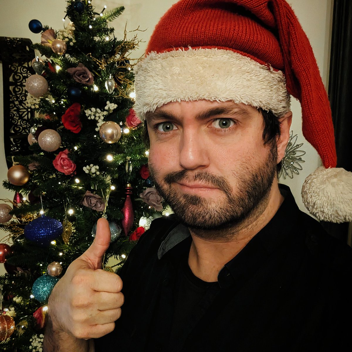 #MerryChristmas to you and all your loved ones! 🎄

This year's had it's highs and lows. But, today's a chance to be with those who make us feel loved &amp; appreciated. Let's be thankful for what and who we have in our lives, because there are some who have a lot less. Much love ❤️