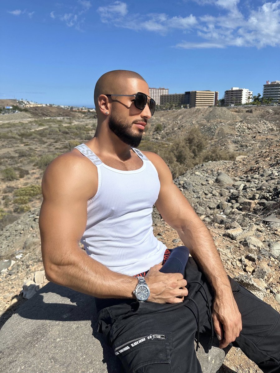 Out here waiting, fully loaded… RT if you’ve got what it takes to unload it.💦