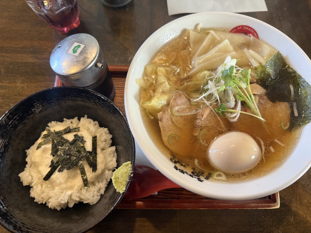 tomikugame's tweet photo. バイク納車したその足でぽれぽれさんへ！！！
手打ちしょうゆDXととろろご飯いただきました☺️
冬のバイク乗った体にラーメンって何でこんなに染みるんでしょう😭
それと。とろろ芋唇半端ないほど痒くなるんですけど何故か今日はならなかったんですよね不思議😯 https://t.co/tMCGYoFmS2