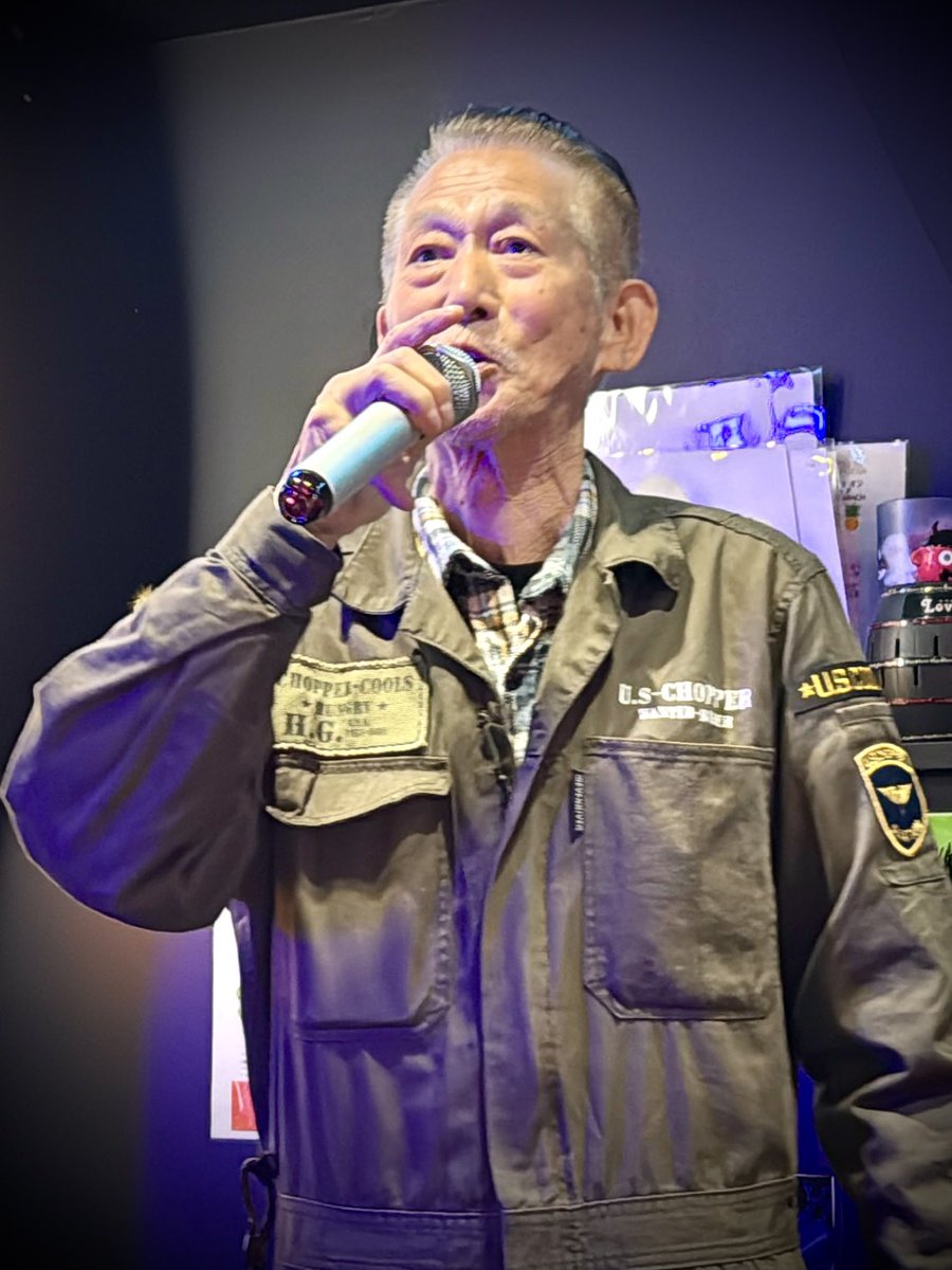 chopper_cools's tweet photo. 🇺🇸 COOLS佐藤秀光ボスの
参加のパーティ会場に
3世代家族バンド『シュガーベイビーズ＆ママ』が出演です🎸🎶

かわいいサンタさんの登場で
会場はエキサイト🤶🎄
プレゼントがたくさん💲🎁

#クールス #佐藤秀光 
#3世代家族バンド #ザシュガー 
#シュガーベイビーズ 
#クリスマス #メリークリスマス https://t.co/fsJAAZYXHx