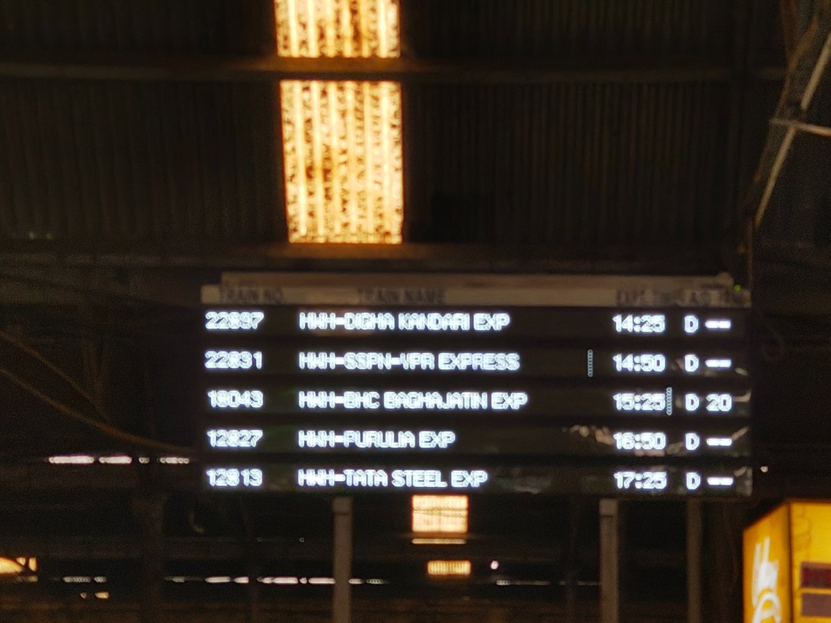 ash_vikki1's tweet photo. @Se_Railway @EasternRailway @RailwaySeva No platform/position of https://t.co/0YHBfQf8v7. 22831 is showing at Howrah Station while the departure time already passed.
PNR 6246124949 https://t.co/uQC15dGf2T