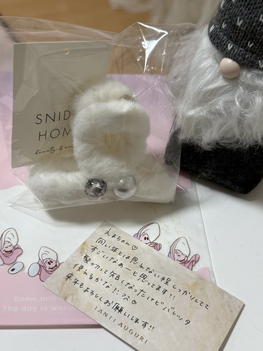 今日もありがとうございました🎅🏻

そして可愛くて優しいオーナーさんから
クリスマスプレゼント（ •̥ •̥ ）💓
とってもうれしいありがとうございます💓

明日も12:00～16:00で出勤です(⑅•ᴗ•⑅)
お待ちしてます♩