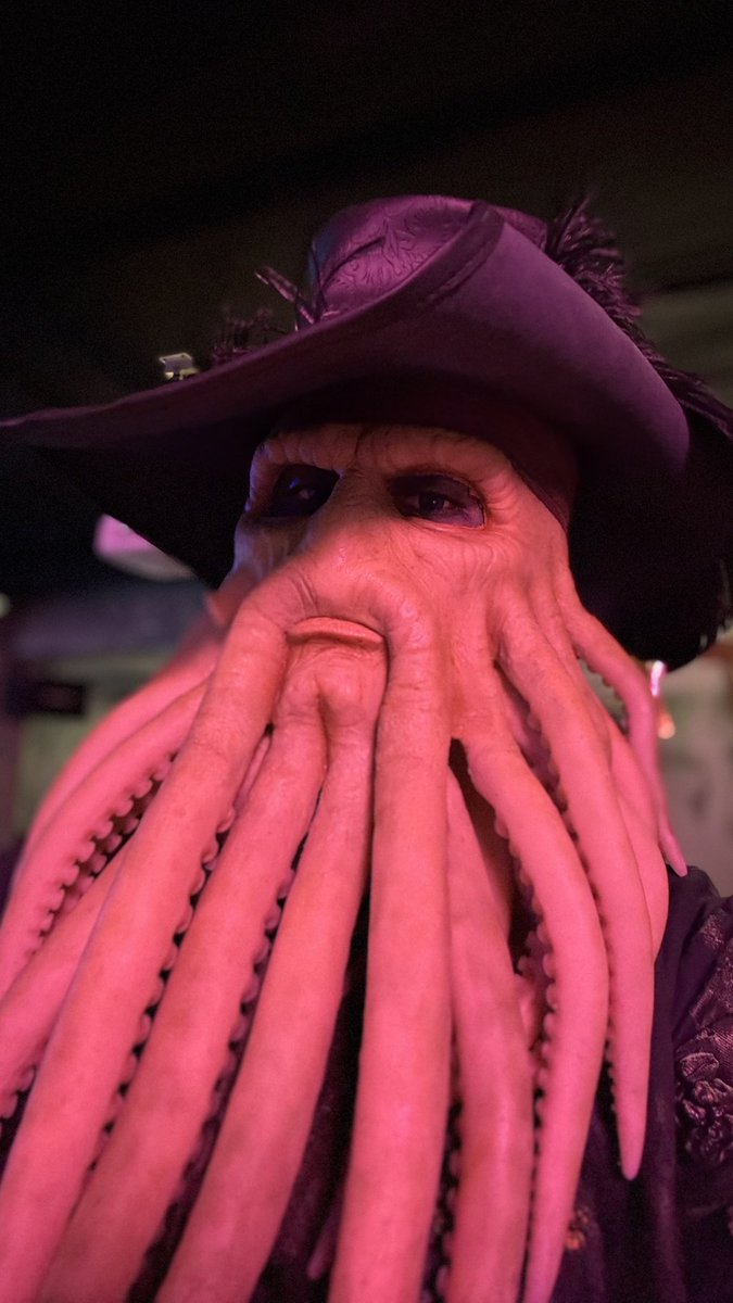 쓸데없이 커플들이 많은 날이군..
바텐더, 술 한잔 건네 주겠나?