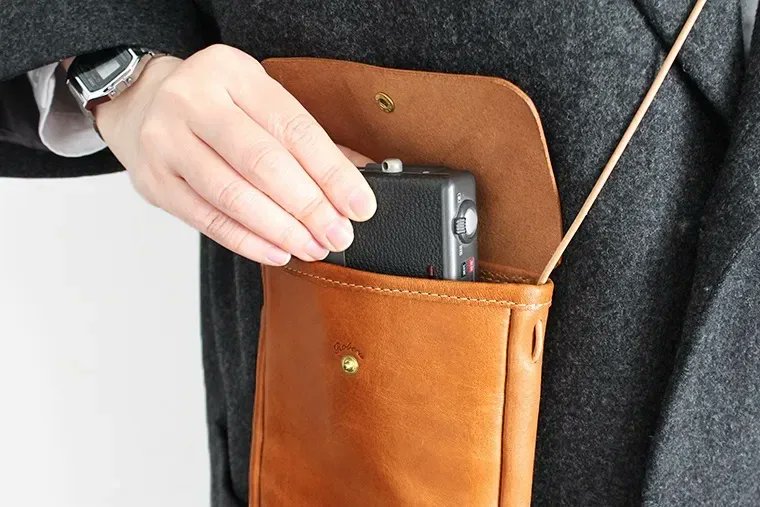 monogram_cp's tweet photo. 【monogramオンラインストア】コンパクトカメラだけでなく、スマートフォンや財布などの小物を収納するのにぴったりなサコッシュ。私のおすすめはキャメルブラックの２色買い！２色あるだけで、コーディネートの幅が広がって楽しいです。https://t.co/RdKiQCMqp8 https://t.co/dHFCab6CgA