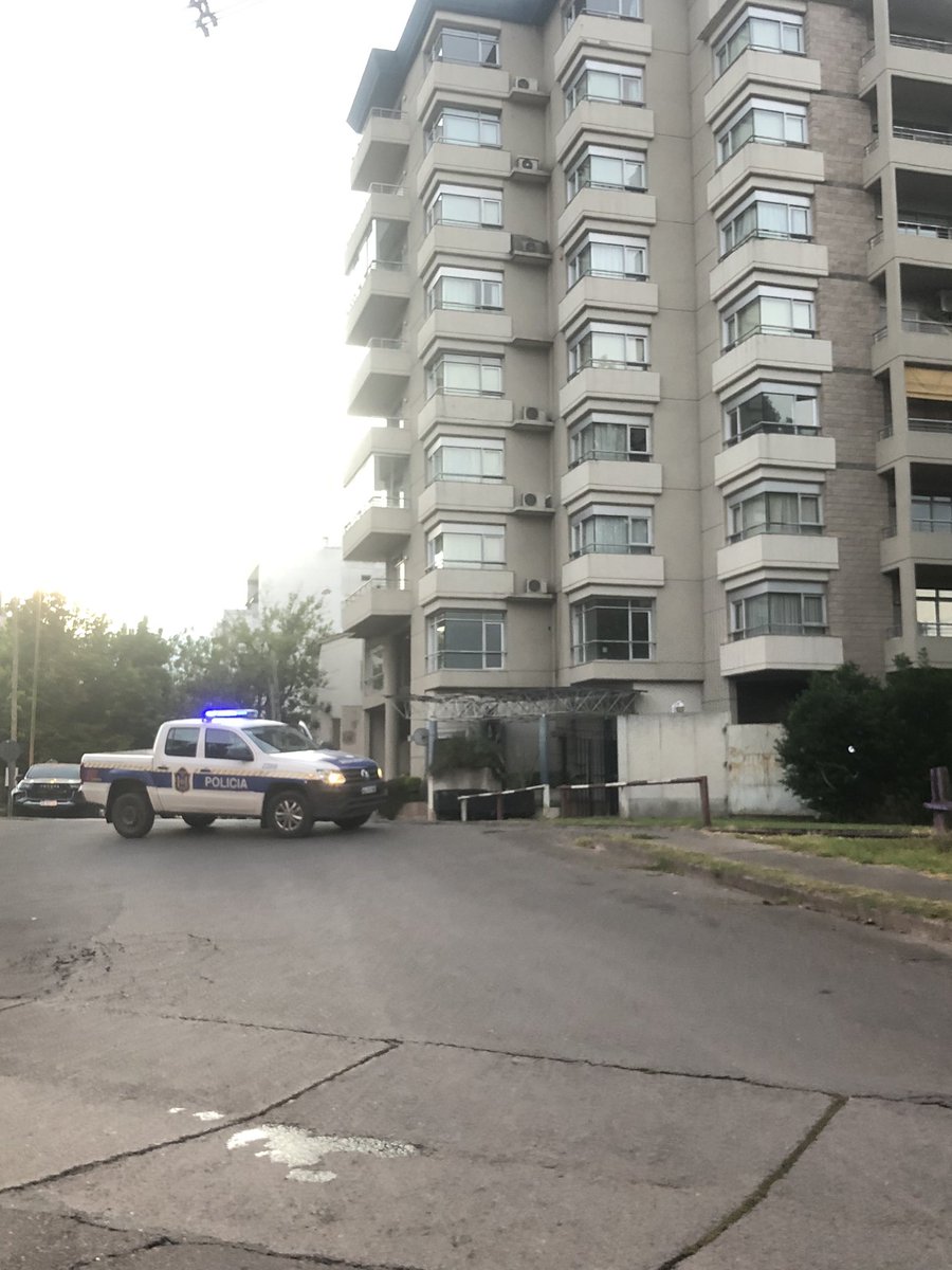 som98540's tweet photo. Un hombre falleció al caer de un edificio en calle General Guemes y Maipu.Aún se investigan las causas. El tránsito está interrumpido a la espera del CIF https://t.co/C0nIFuCnf3