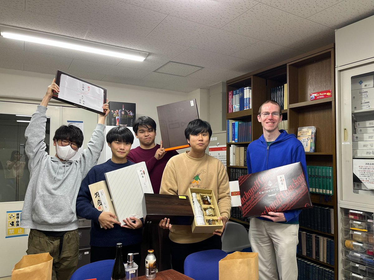 TakemotoLab's tweet photo. 今年も先輩方からお歳暮をいただきました。皆様ありがとうございます！ https://t.co/TbYqSo5PlU