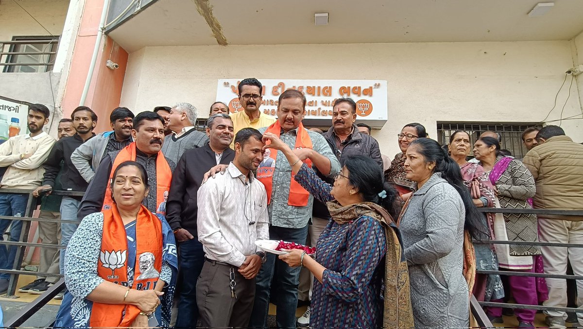 vimal_kagathara's tweet photo. શહેર ભાજપ કાર્યાલય 'પંડિત દિનદયાળ ભવન' ખાતે મહામંત્રીશ્રીઓ અને સંગઠનના હોદ્દેદારશ્રીઓ ની ઉપસ્થિતિમાં આયોજિત નવનિયુક્ત મંડળના પ્રમુખશ્રીઓને મીઠું મોઢું કરાવી અને ખેસ પહેરાવી સન્માન કરી નવનિયુક્ત પ્રમુખશ્રીઓને અભિનંદન સહ શુભકામનાઓ પાઠવી. https://t.co/Phq4xO34P9