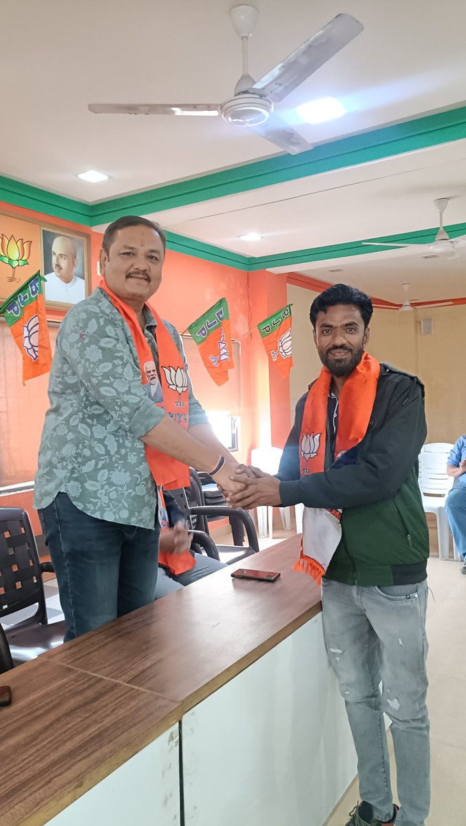 vimal_kagathara's tweet photo. શહેર ભાજપ કાર્યાલય 'પંડિત દિનદયાળ ભવન' ખાતે મહામંત્રીશ્રીઓ અને સંગઠનના હોદ્દેદારશ્રીઓ ની ઉપસ્થિતિમાં આયોજિત નવનિયુક્ત મંડળના પ્રમુખશ્રીઓને મીઠું મોઢું કરાવી અને ખેસ પહેરાવી સન્માન કરી નવનિયુક્ત પ્રમુખશ્રીઓને અભિનંદન સહ શુભકામનાઓ પાઠવી. https://t.co/Phq4xO34P9