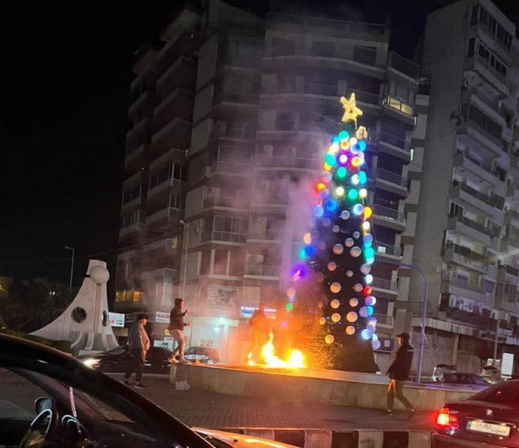 lady_habsburg's tweet photo. ☪️🇱🇧 Los islamistas del Líbano queman los árboles de Navidad cristianos con total impunidad…

¿Qué opinas que no respetan al cristianismo? 🤔 https://t.co/uKtltrAUOD