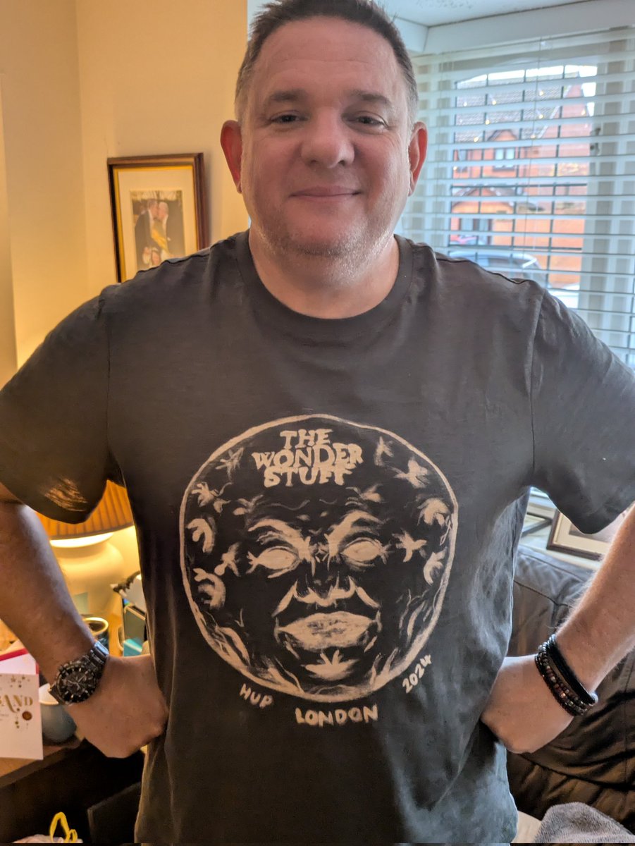 andrewdade's tweet photo. @thewonder_stuff @mileshuntTWS
Epic home made Christmas present from my daughter 😊 Hup Hup Hup Hup Hup Hup! https://t.co/FP0GtqSWRo