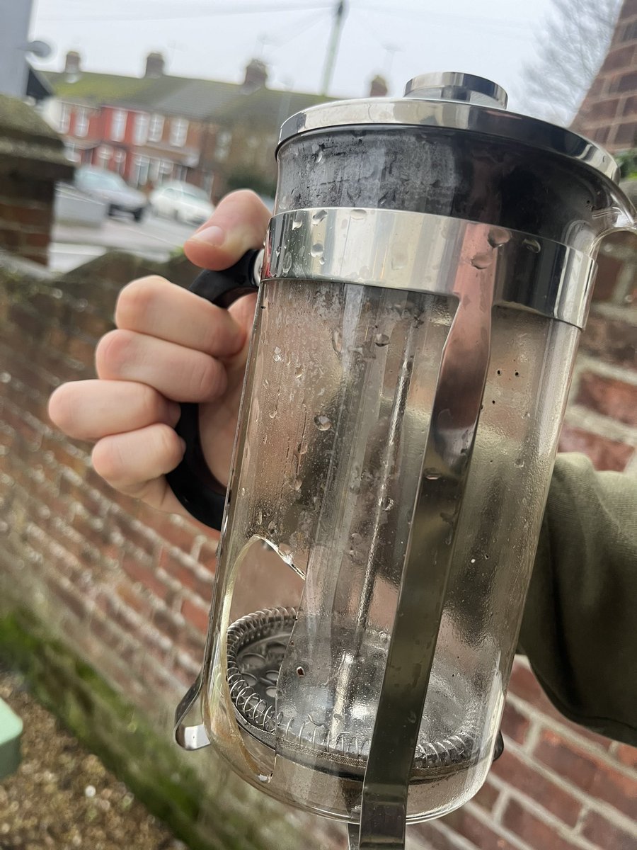 leosoper16's tweet photo. @Tesco @tesconews 

Xmas day ruined, poored  hot water into new TESCO branded caffetièr and smashed on contact with hot water. 

Mum, (not present on social media) burned from the legs down and can’t walk.

DO NOT PURCHASE https://t.co/oKZn8NhLTT