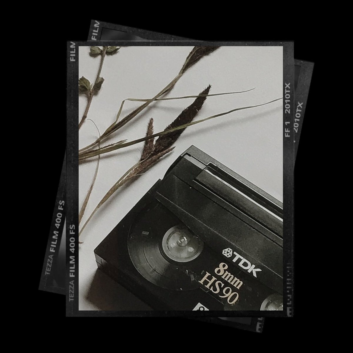 🕰️  / 𖧷  . . .
“지금 몇 시냐고요? 거울 셀카 타임이에요!”