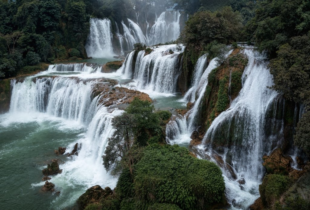NewEraChina2022's tweet photo. The #DetianWaterfall in #Chongzuo, #Guangxi Zhuang autonomous region offers lush greenery and breathtaking views. Known as the world’s fourth-largest transnational waterfall, this natural wonder stays vibrant even in winter, blending stunning landscapes with the unique cultural charm of both China and Vietnam.
Come and experience the magic of Detian Waterfall! 😍