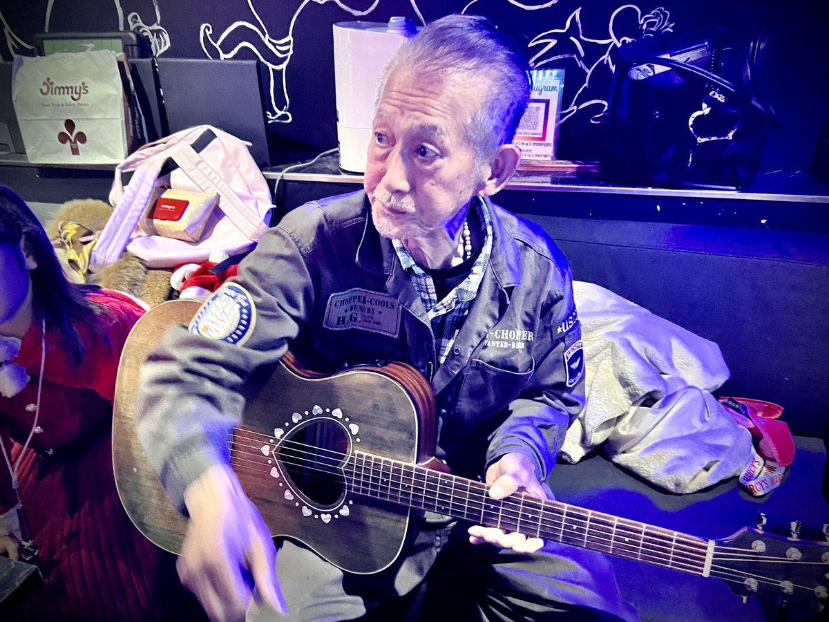 chopper_cools's tweet photo. 🇺🇸 COOLS佐藤秀光ボス🎸🎷
参加のパーティ会場
3世代家族バンド『シュガーベイビーズ＆ママ』が出演です🎸🎶

かわいいサンタさんの登場で
会場はエキサイト🤶
プレ���ントがたくさん💲🎁

#クールス #佐藤秀光 
#3世代家族バンド #ザシュガー 
#シュガーベイビーズ 
#クリスマス  #メリークリスマス https://t.co/QwHtJfioHn