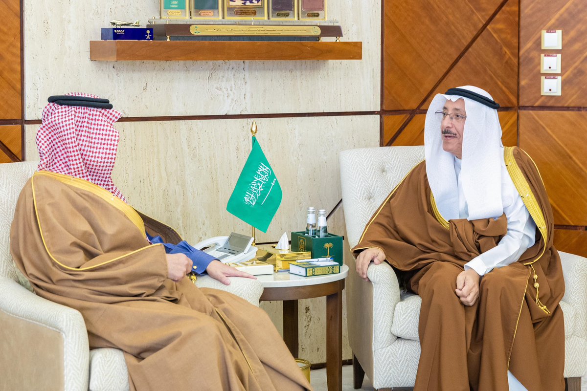 أمير الشرقية : الدكتور عبد اللّه الربيش قدم جهوداً مميزة ومقدره

استقبل صاحب السمو الملكي الأمير سعود بن نايف بن عبدالعزيز
#أمير_الشرقية 
في مكتب سموه بديوان الإمارة اليوم الأربعاء، معالي الرئيس التنفيذي لبرامج المستشفيات الجامعية بالمملكة ورئيس جامعة الإمام عبد الرحمن بن فيصل