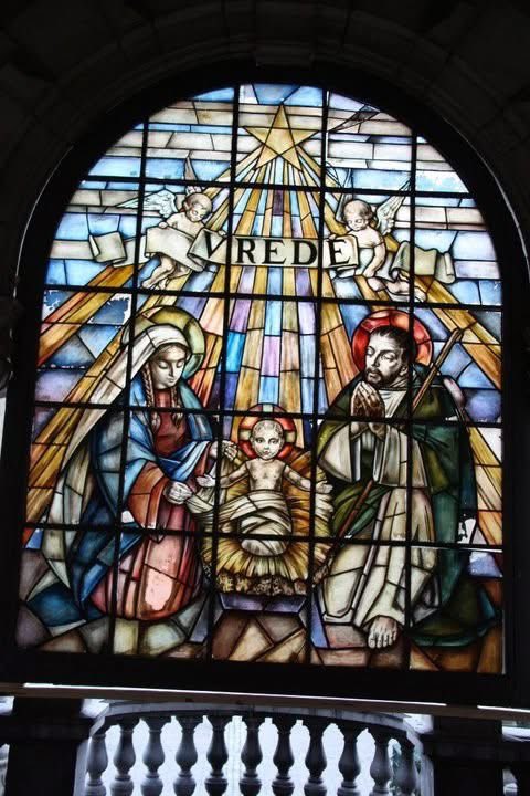 Erfgoed2140's tweet photo. Zalig Kerstfeest.

We tonen het Kerstglasraam van de Borgerhoutse glazenier-kunstenaar Jos Michiels.
Helaas wordt dit niet meer gezet op het bordes van het districtshuis. De wens “vrede” staat boven religie en politiek.
We wensen iedereen "vrede" in zijn hart  @distrBorgerhout https://t.co/bdEE3PBx7J