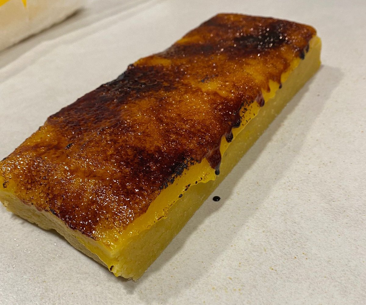 Un molt bon amic, <a href="/peponides1966/">Pep</a> , va fer això ahir amb els ous que havien post les gallines de #Mas. No vol dir-ho però a la #bandasonoradelacuina es va posar el directe de Thin Lizzy.
Quantes coses per aprendre!
Bon Nadal a tots!