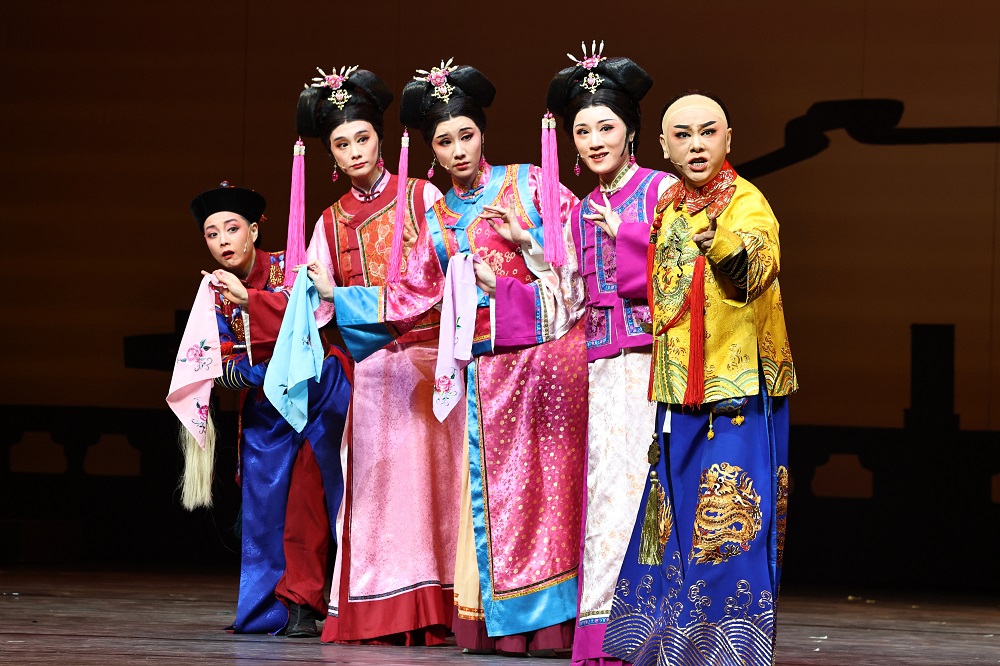 🎭🎭On Dec 6, the Hangzhou Yueju Opera Troupe brought their stunning production of The Deer and the Cauldron to Nantong, Jiangsu!✨ The production is adapted from the classic martial arts novel of the same name by Jin Yong (1924-2018), blending intrigue, humor, and adventure as