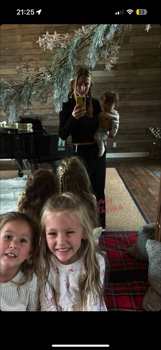 KEONSEAST's tweet photo. it seems like jenna had to do christmas alone w the kids cause josh and tyler got lost in a maze of christmas tree's https://t.co/SCQrtuIZNU