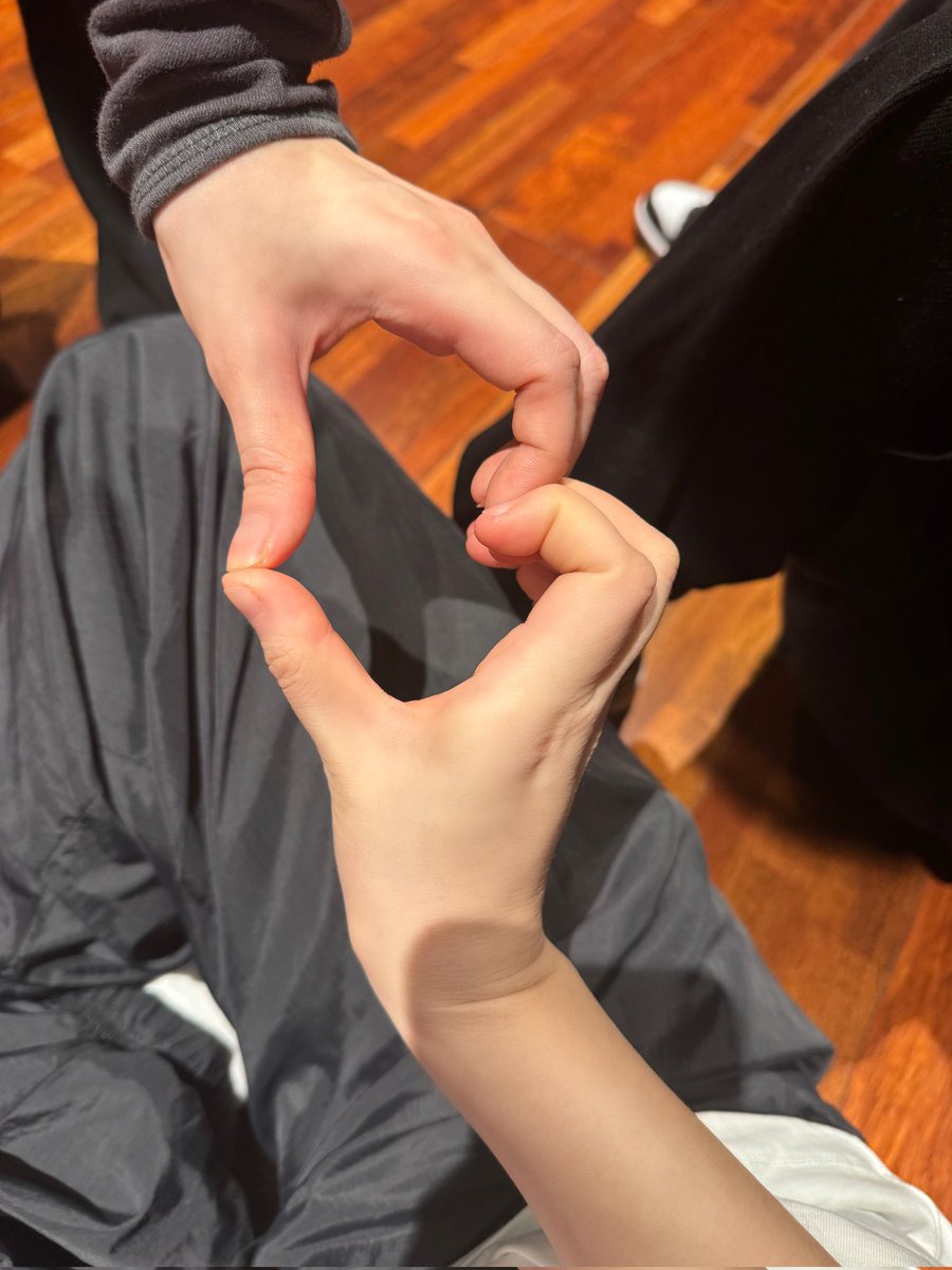 jyrbbl's tweet photo. 🐥🫧 241225

: Gfriend is in the middle of practicing too on Christmas
: 📸
: Ttin is next to me
: 📸
: Eunha and heart
"Did GDA practice go perfectly?"
— : perfect japchae
: Merry Christmas everyone!!!!🌝🎄
: be happy as well https://t.co/ZKe5bXA3Uo