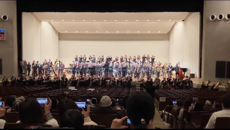 kogane_wind's tweet photo. 昨日、野田ガスホールにて、市川昴高校・市立松戸高校・鎌ケ谷高校の3校と合同で「仲良しコンサート」を開催しました！第一部では各校の単独演奏を、第二部では学年別合同バンドでの演奏を行いました！
↓ https://t.co/bT8etFuOx5