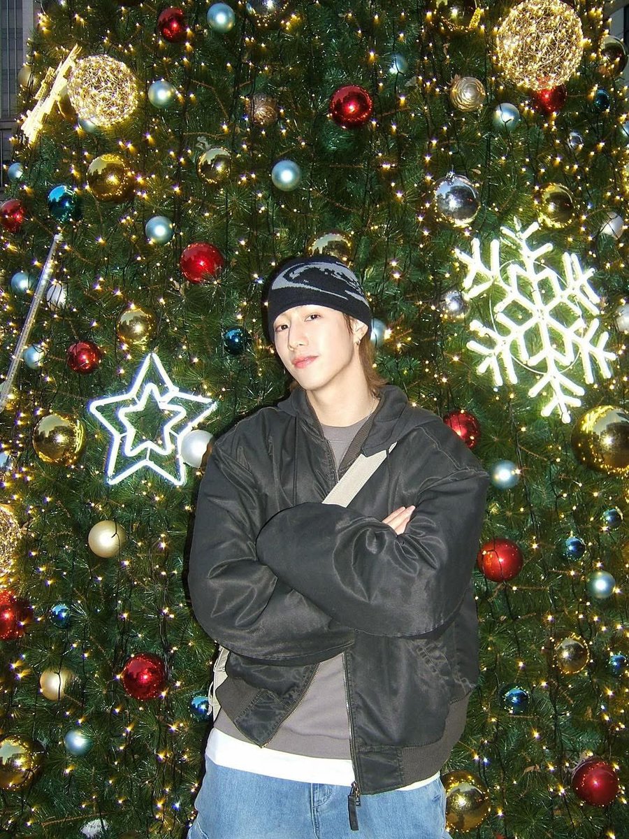 Annamark93's tweet photo. มาร์คต้วนกับต้นคริสต์มาส หล่อจะบ้า ㅜㅜ https://t.co/a5nSRAIb24