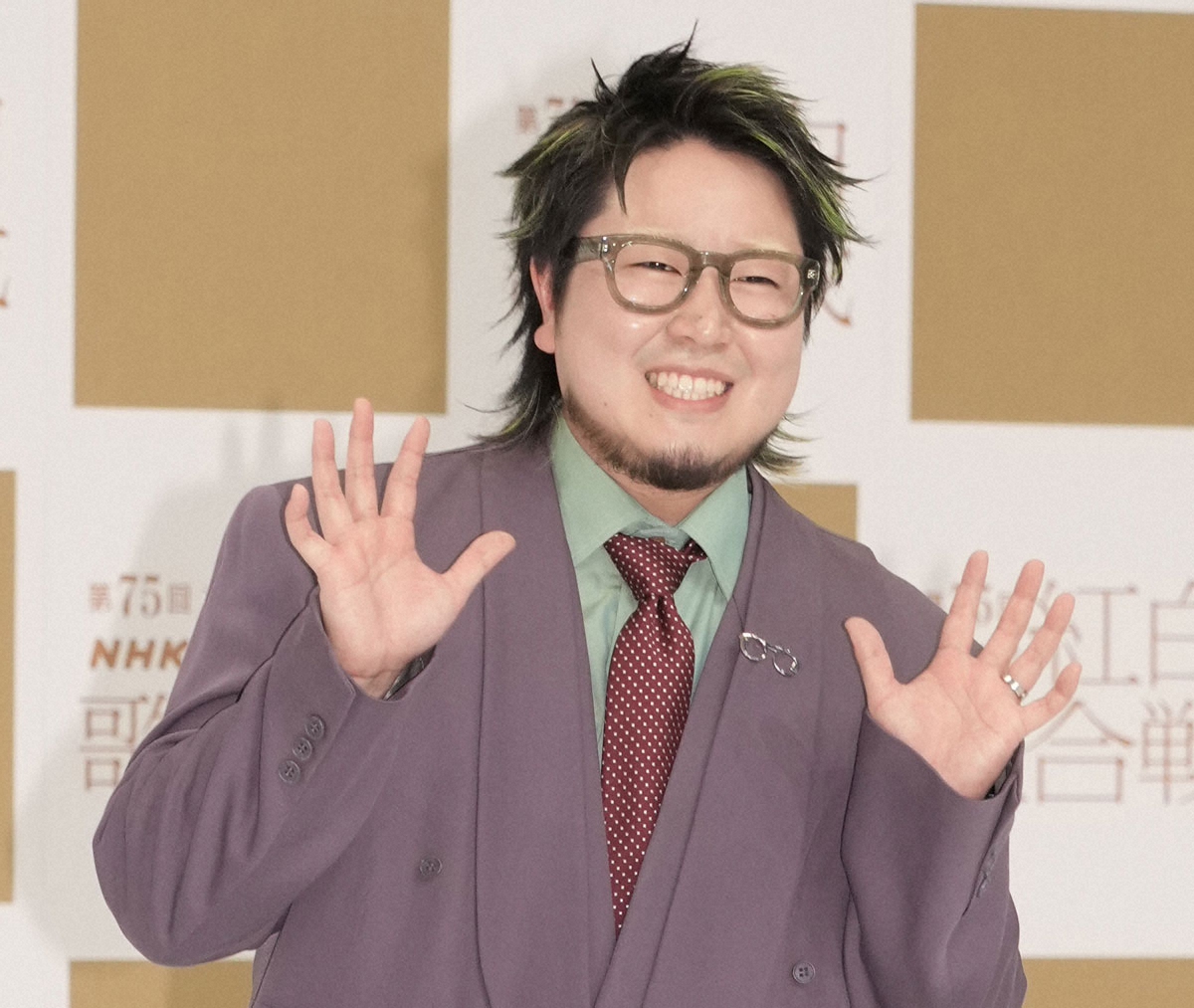 livedoornews's tweet photo. 【回顧】こっちのけんと、2019年の紅白「RADWIMPS」のコーラスで出演していた
https://t.co/mUOMaZoLOD

こっちのけんとは、RADWIMPSのバックコーラスとして『グランドエスケープ』を歌唱。「ほとんど初めてテレビ局さんで歌を歌うみたいな感じだった」と懐かしそうに振り返った。 https://t.co/EOqIWG2FMw