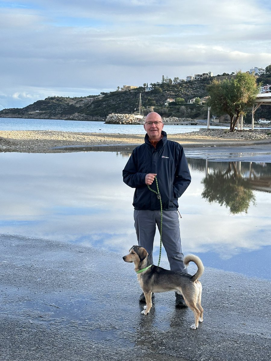Merry Christmas from Almyrida, Crete. Went to de beach this morning &amp; had a little paddle. Not in dat big puddel behind me Dad, in de sea behind dat!