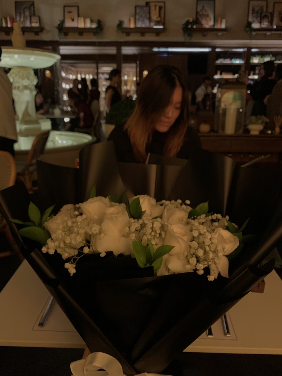 whinectar's tweet photo. she’s full of surprises omg, tiba tiba diajak ke  osteria AND dibawain bouquet segede itu jugaaaa https://t.co/1vyOOjXXID