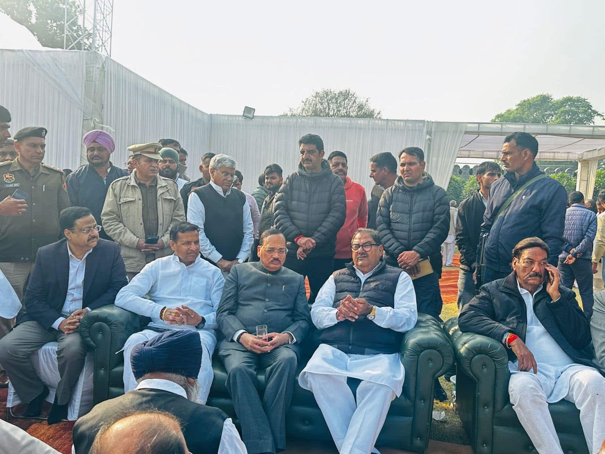 azadinld's tweet image. Pls सुप्रीम कोर्ट जस्टिस आदरणीय श्री सुर्यकांत शर्मा जी ने तेजाखेड़ा निवास पर पहुंचकर जननेता लोहपुरुष चौधरी ओम प्रकाश चौटाला जी को श्रद्धांजलि अर्पित की उनका योगदान न्याय और समाज के लिए सदैव प्रेरणादायक रहेगा एवं उनकी महानता और कार्यों की यादें सदा हमारे साथ रहेंगी।