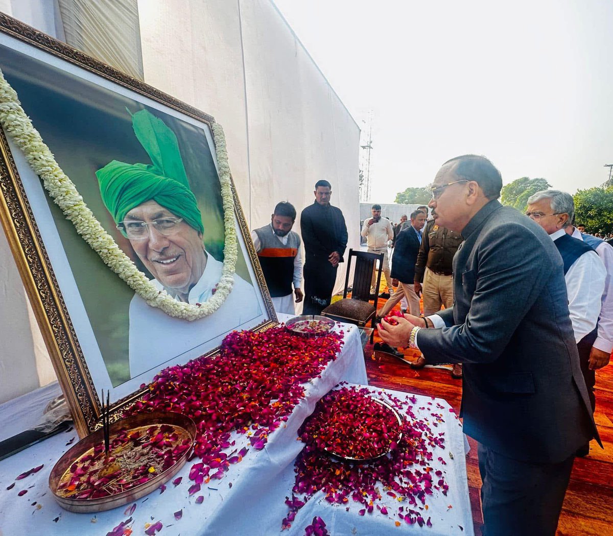 azadinld's tweet image. Pls सुप्रीम कोर्ट जस्टिस आदरणीय श्री सुर्यकांत शर्मा जी ने तेजाखेड़ा निवास पर पहुंचकर जननेता लोहपुरुष चौधरी ओम प्रकाश चौटाला जी को श्रद्धांजलि अर्पित की उनका योगदान न्याय और समाज के लिए सदैव प्रेरणादायक रहेगा एवं उनकी महानता और कार्यों की यादें सदा हमारे साथ रहेंगी।