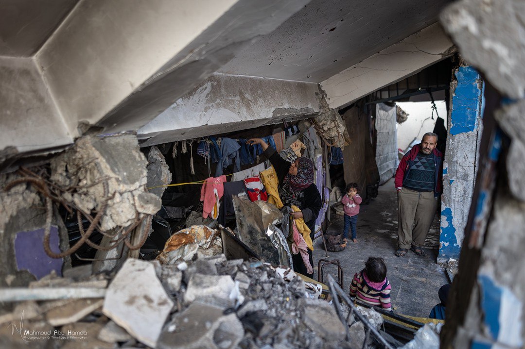 qudsn's tweet photo. عائلة فلسطينية تعيش في مدرسة مدمرة في خانيونس في ظل الظروف القاسية والأجواء الباردة بعد إجبارها على النزوح مع استمرار مجازر الاحتلال

تصوير: محمود أبو حمدة https://t.co/XIz6AJuwfy
