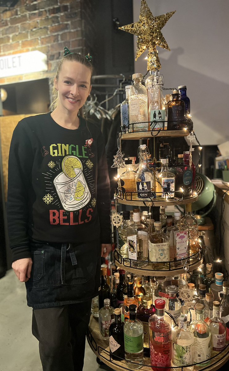barcopaintokyo's tweet photo. Merry Christmas to our big gin family 🎄🍸🎶

Keep making a good gin and we promise to serve it with love ❤️🍸🎅

 #xmas #christmas #bar #ginbar #bartenderjenya #ginyabyjenya #ginya #ginlover #ginstagram https://t.co/LAG63QFSV7