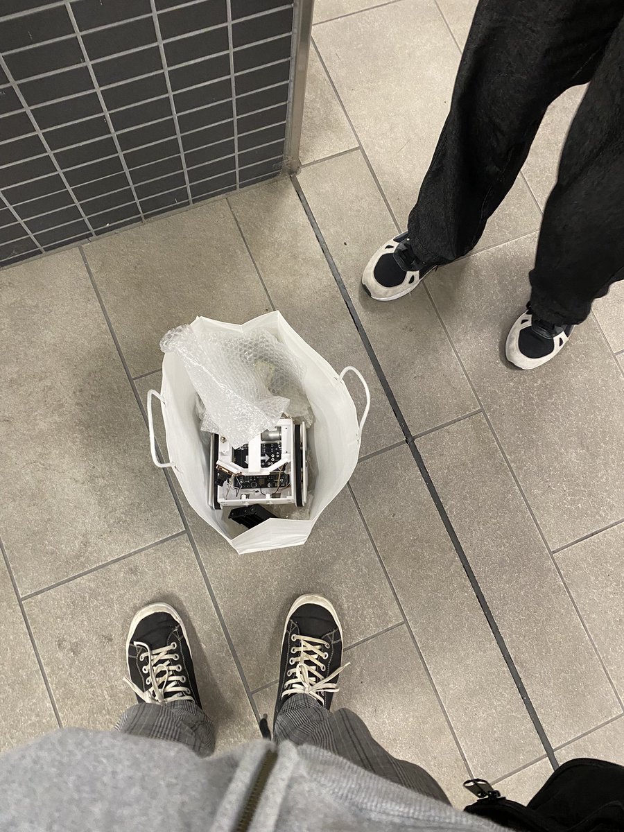 Yatibroe_robot's tweet photo. いつも良い子にしてる(?)@Fox_robotto 君にはyatiサンタから調整済みのロボットとタスクをプレゼントしよう。
ロボットに不具合があったらdiscordで連絡してネ
#HRCinst https://t.co/kU0o9f00vC