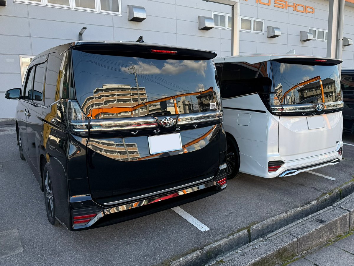 VOXY_SZ's tweet photo. 皆様、🎄Merry Christmas🎄
本日、納車でした✨

ガソリン車▶︎▶︎▶︎HEV車

377日間ずーっと待ちました（笑）

最後の最後、車体は届いてるのに、
モデリスタエアロが届かず…（笑）
待ちに待った納車でした！！ https://t.co/8SRnZ7VYrF
