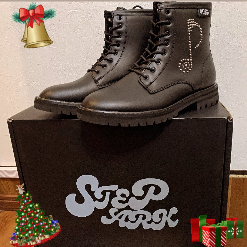 yasu_aki901's tweet photo. 🎅は来なかったので…
自分用にクリスマスプレゼント🎁買った!
モダンパイレーツのコラボのブーツ🥾
(@MODERNPIRATES14 )
♪のスタッズが可愛いくて素敵☺️
ブーツ自体も軽くて履きやすそう👍
あとは🎄🎁渡したかったから渡せたのでそれも満足😊
ただ最近体調崩し気味で…今週残業でつらっ😷 https://t.co/phlLlWmE64