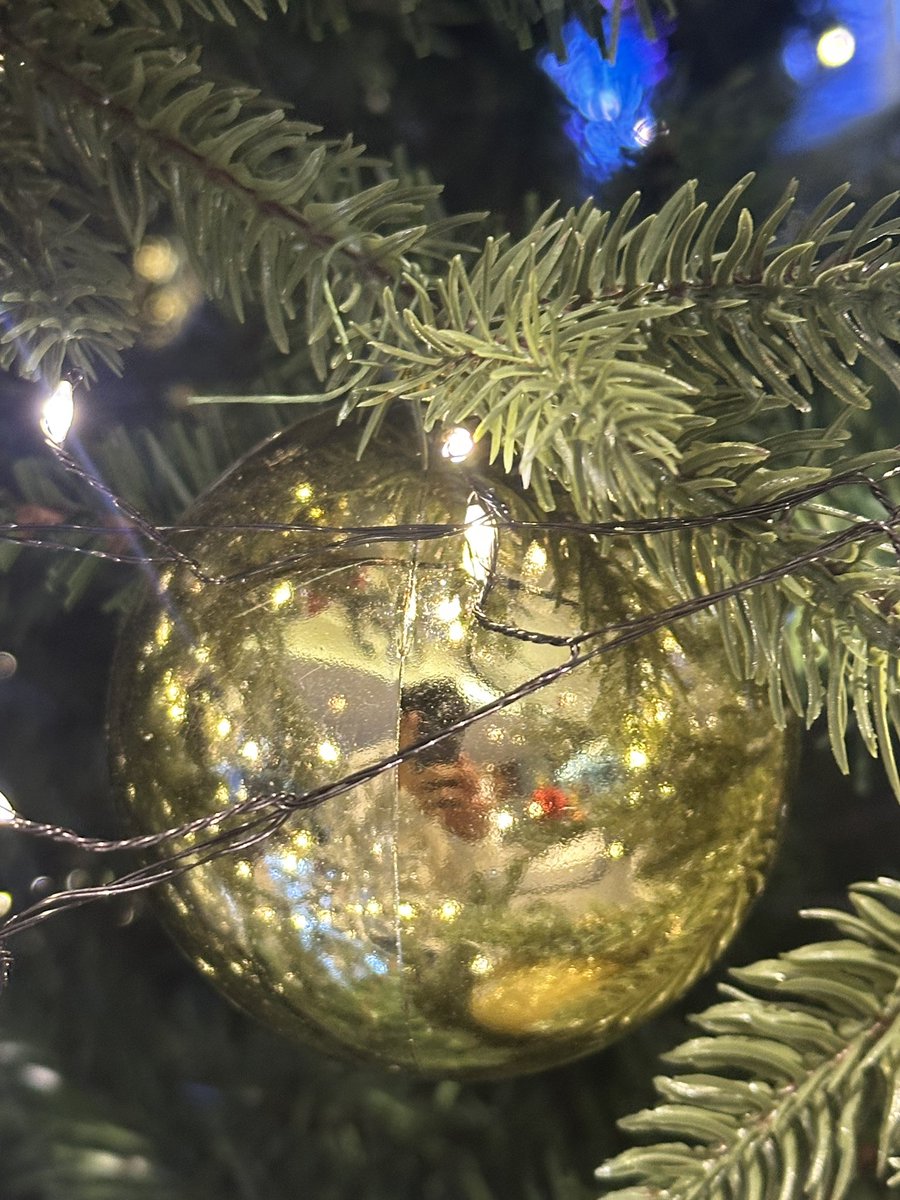 offclASTRO's tweet image. 로하 메리크리스마스~~~ㅎㅎ 
메리고라운드의 추억과 함께 따뜻하게 보내세요🎄💜