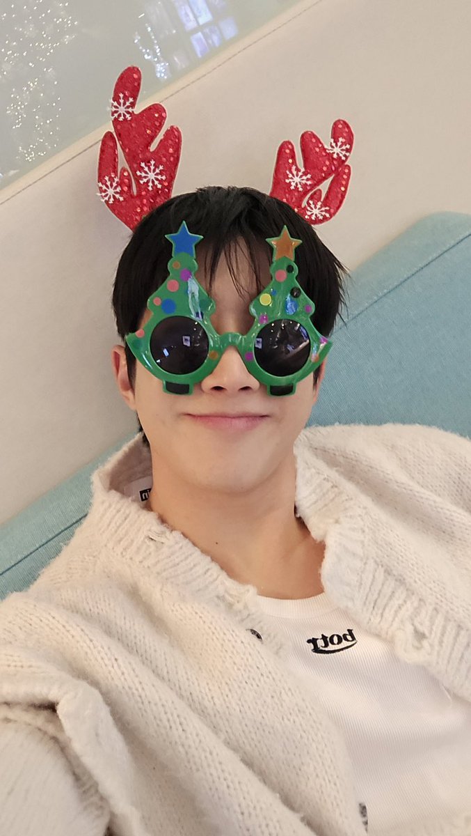 offclASTRO's tweet image. 로하 메리크리스마스~~~ㅎㅎ 
메리고라운드의 추억과 함께 따뜻하게 보내세요🎄💜