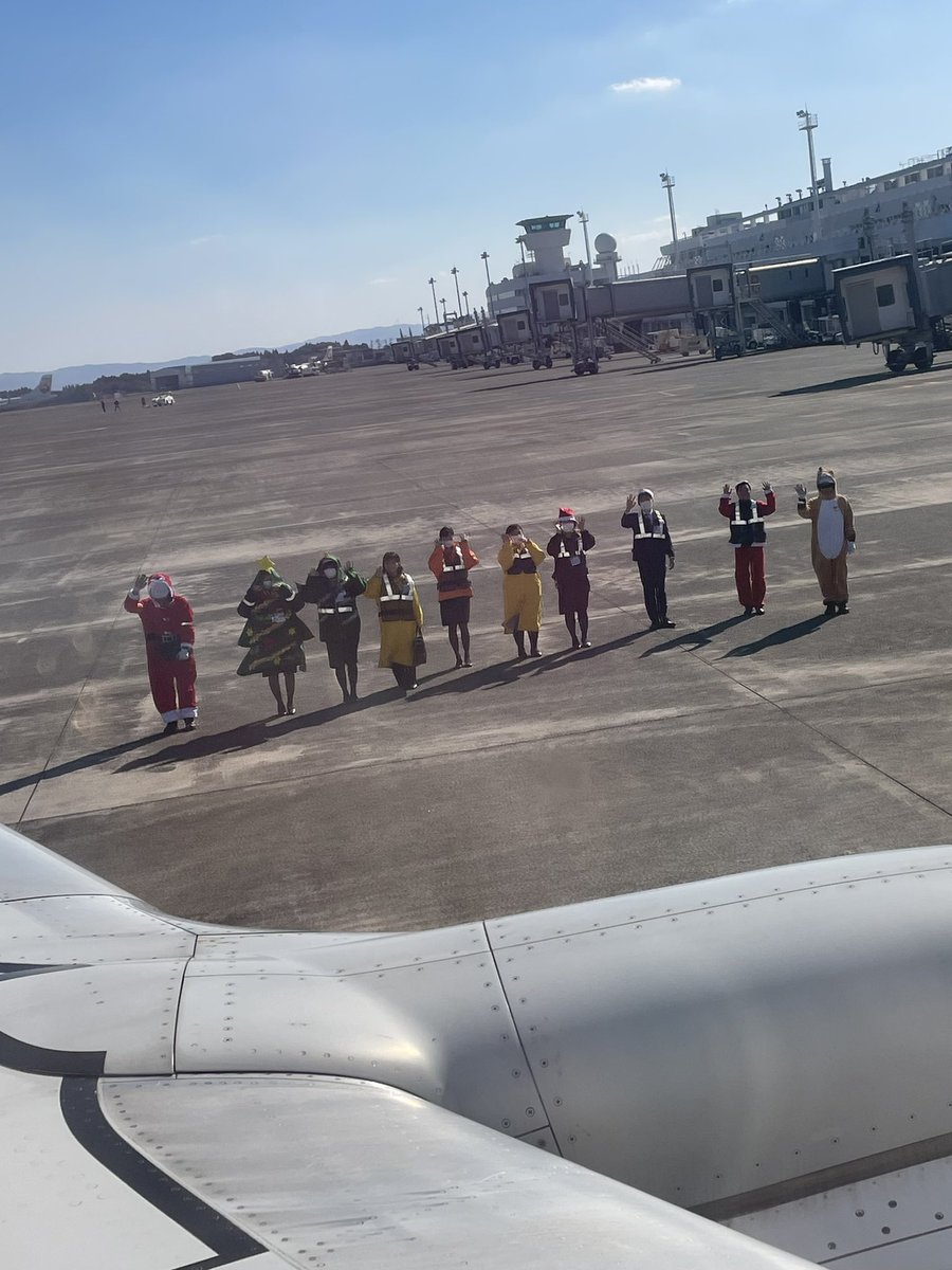 SeattleAirlines's tweet photo. An amazing see off. 

サンタクロース御一行様の驚きのお見送り

#sky #skymark #Kagoshima 
#Xmas #Christmas 
#スカイ #スカイマーク #鹿児島 
#鹿児島空港 #クリスマス #お見送り https://t.co/kBz6VMWSTR