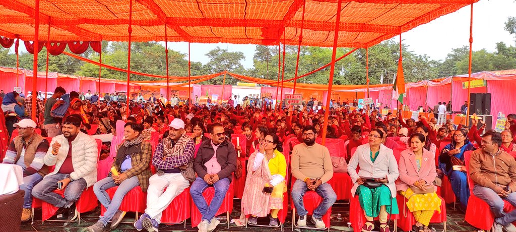 आज दि. 25.12.2024 को नवोदय विद्यालय गौरीगंज के प्रांगण में कृषि विभाग द्वारा आयोजित तीन दिवसीय विराट ग्राम्य स्तरीय किसान मेला एवं प्रदर्शनी के समापन के अवसर पर विभिन्न विभागों द्वारा लगाए गए स्टालों का मा. राज्यमंत्री श्री मयंकेश्वर शरण सिंह जी द्वारा अवलोकन किया गया।