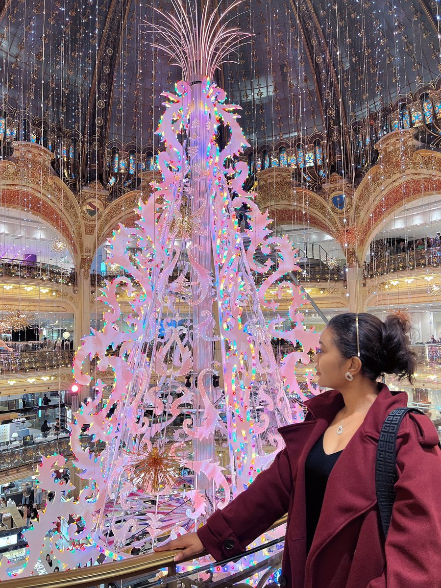 En ce jour béni de Noël, nous célébrons la naissance de Jésus, le Prince de la Paix. Que son amour et sa lumière remplissent vos cœurs de joie et de sérénité. Puissiez-vous ressentir la présence divine en cette période sainte et être entouré de l'amour de vos proches. Joyeux