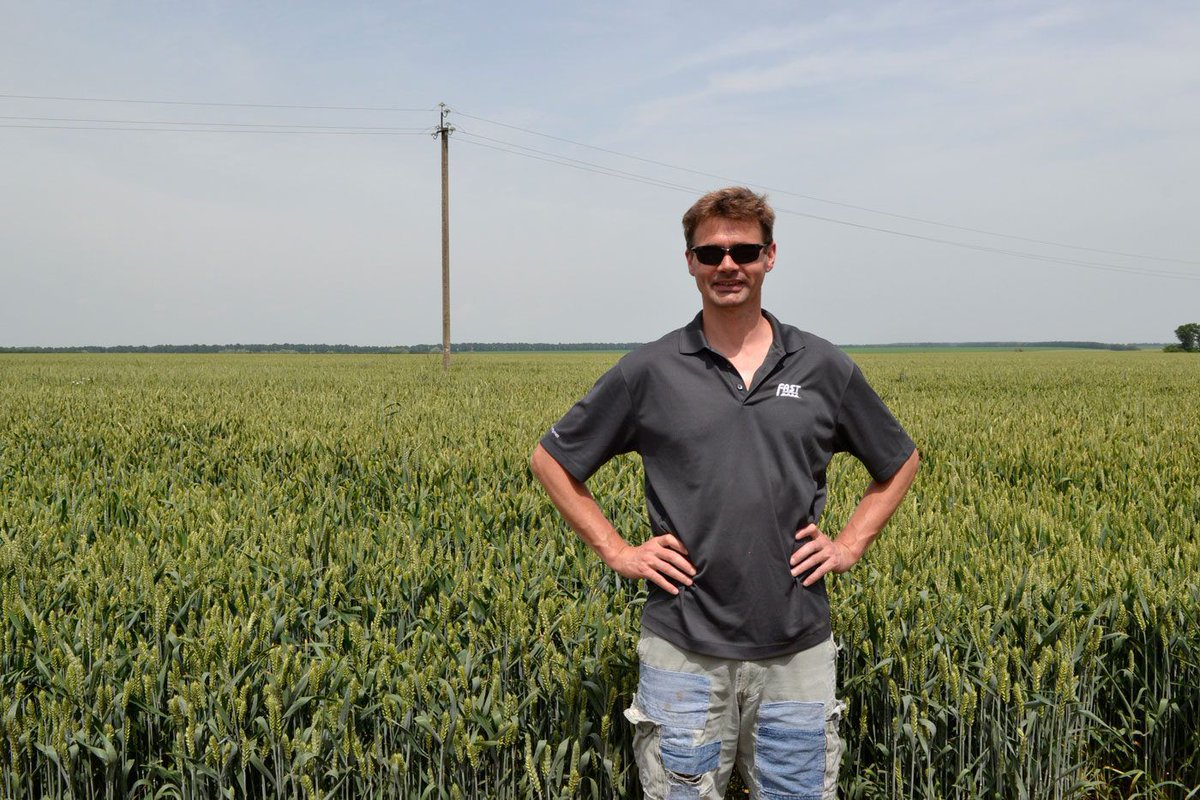 Agrariër Kees Huizinga woont en boert al ruim 20 jaar in Oekraïne. Van zijn 500 man personeel is al 10% naar het front gestuurd en zijn enkelen ook aan het front gesneuveld. Voor de kerst is hij in Nederland en om 11.30 uur spreekt hij met Martijn de Greve bij <a href="/Sven_op_1/">Sven op 1</a>. #WNL