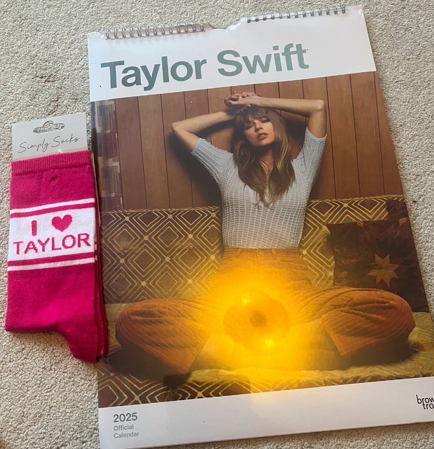 Erm…. Not sure <a href="/taylorswift13/">Taylor Swift</a> will be too happy with the light reflection on this photo my Dad took 🥴🤣 
Sorry not sorry…..
#MerryChristmas