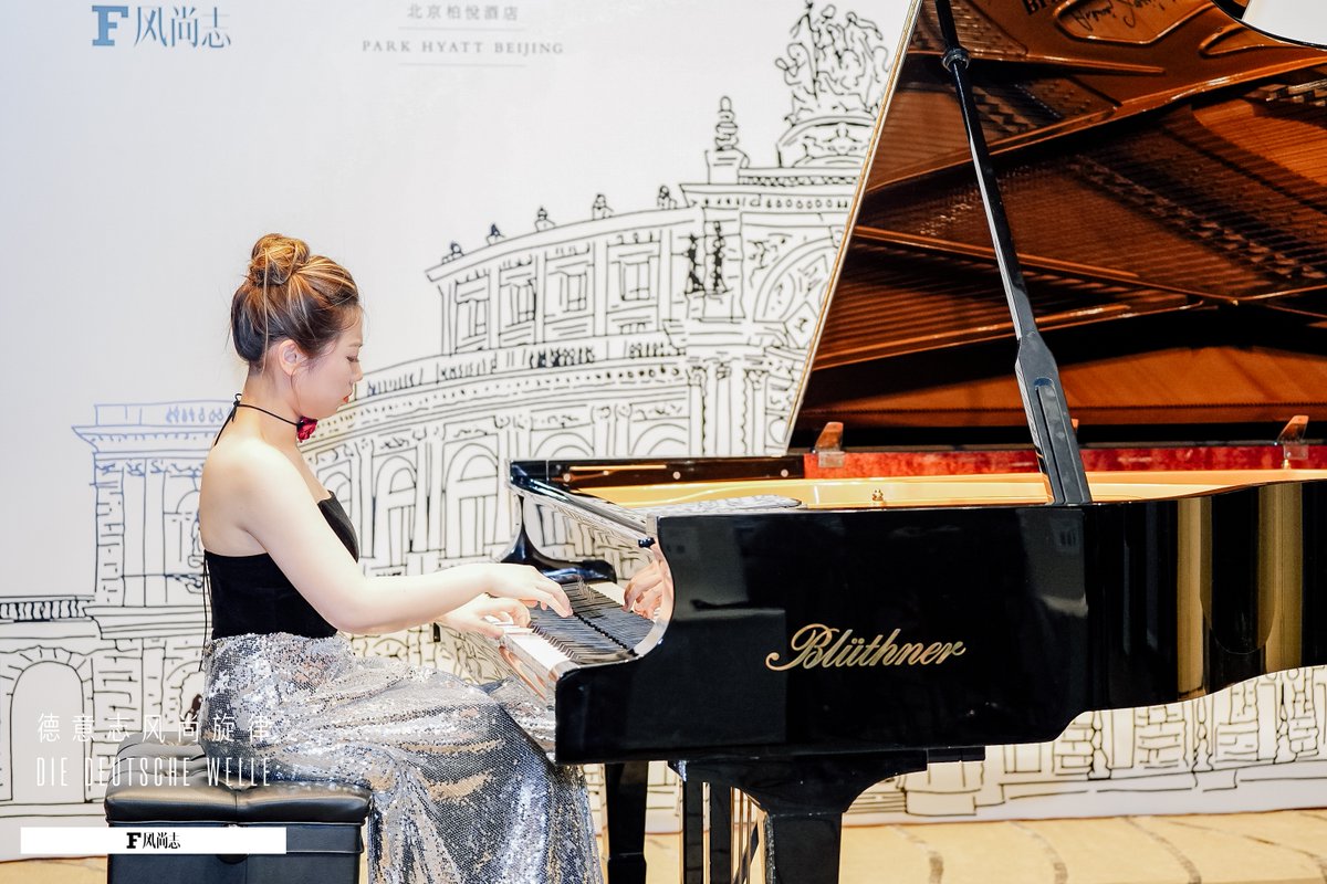 bluthner93473's tweet image. 𐂂.❅🎄✨🎄✨🎄✨🎄🎅🏻
愿博兰斯勒的琴音如同圣诞的灯火
照亮这个冬夜，也照亮每一位热爱音乐与艺术的心灵

#blüthner #bluthner
#weiluopianist #MerryChristmas